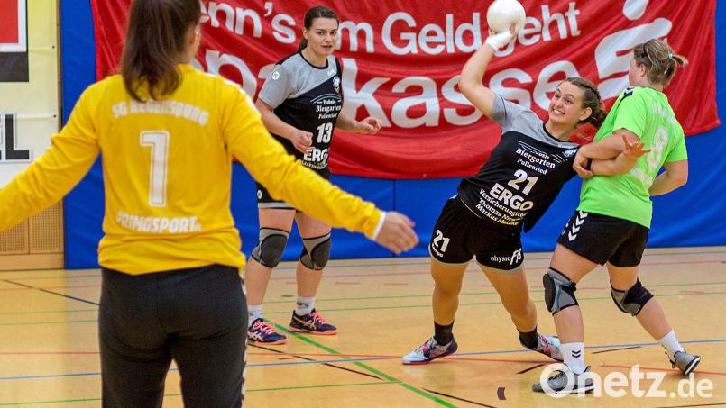Lisa Reitinger (Zweite von rechts) und ihre Teamkolleginnen verloren das Hinspiel gegen die SG Regensburg mit 23:24. Bild: Guenter Uschold