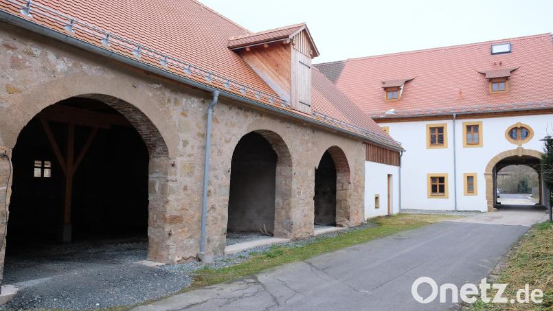 Seit einem Jahr wartet das historische Stadelprojekt der Gemeinde im Anschluss an das Haus der Dorfkultur auf den Einbau neuer Tore Bild: do