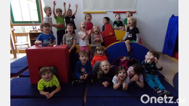 Viel Spaß hatten die Kindergartenkinder auf dem eigenen Indoorspielplatz mit Ninja-Parcours, Kletterwand und Rennstrecke. Bild: fks