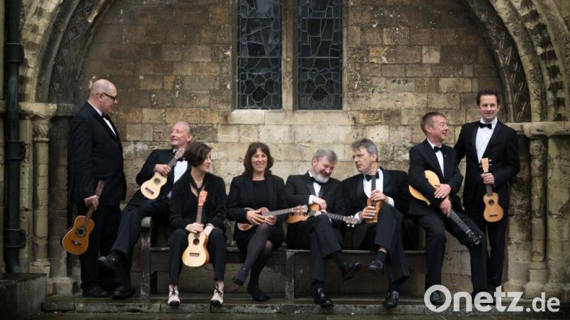 Für das Konzert mit dem&quot; Ukulele Orchestra of Great Britain&quot; im Stadttheater Amberg gibt es noch Restkarten. Bild: Marco Borggreve