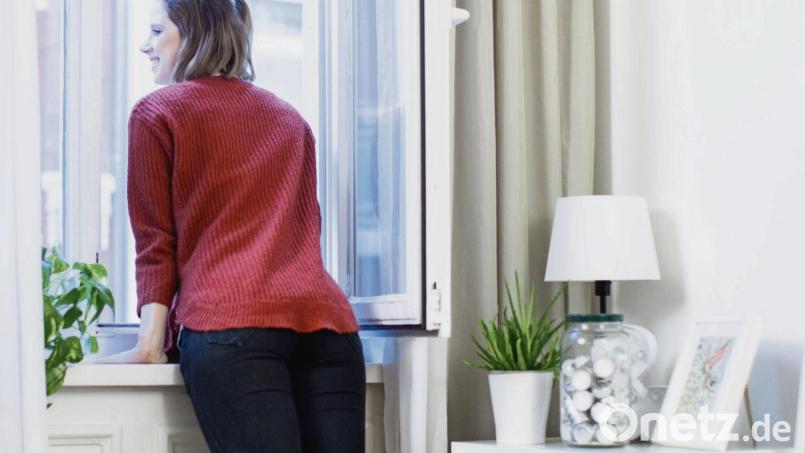 Lüften hilft, die Übertragung von Corona-Viren über die Raumluft zu verringern. Aber: Wie oft muss man an kalten Tagen eigentlich lüften? Symbolbild: Christin Klose/dpa