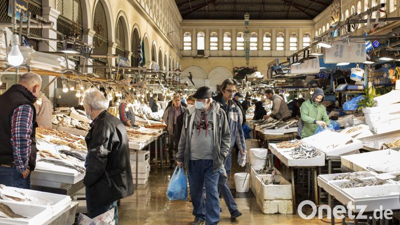 Alles frisch in der Auslage: Auf dem Athener Hauptfischmarkt kaufen nicht nur Einheimische gerne ein. Bild: Socrates Baltagiannis/dpa