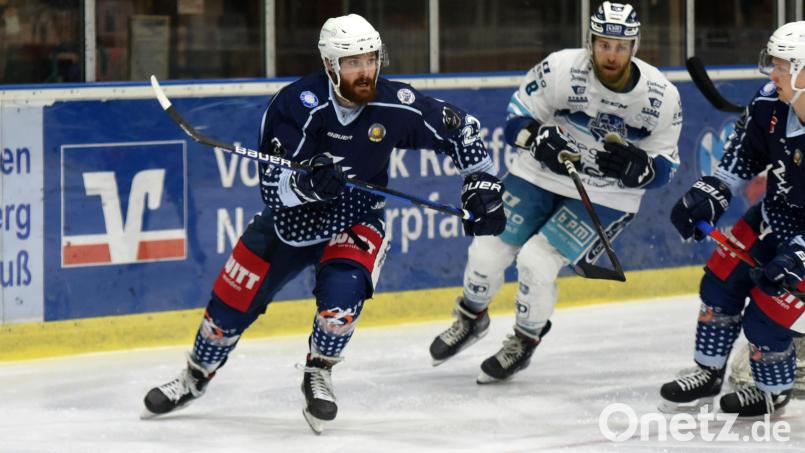 Dominik Müller (links) war am Freitag der Matchwinner. In der Verlängerung erzielte der Verteidiger das Siegtor für die Blue Devils gegen Deggendorf. Archivbild: gb