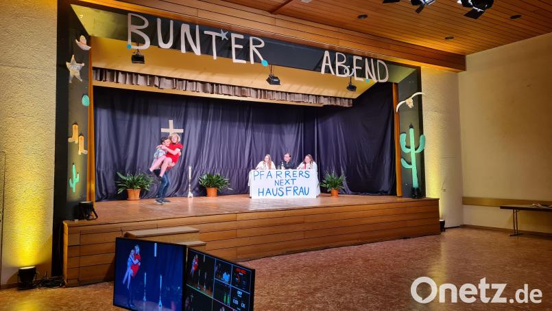 Ein ungewohntes Bild am Bunten Abend der Ministranten: Wo sonst bis auf den letzten Platz besetzte Tische und Stühle stehen, bleibt es diesmal leer. Zuschauer gibt es nur vor dem Computer. Bild: sne