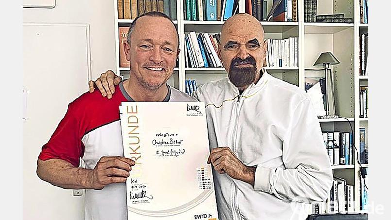 Christian Büttner (links) mit der Meisterurkunde, die ihm sein Sifu, Professor Dr. Keith Ronald Kernspecht, nach eingehender Prüfung verliehen hat. Bild: Büttner/exb