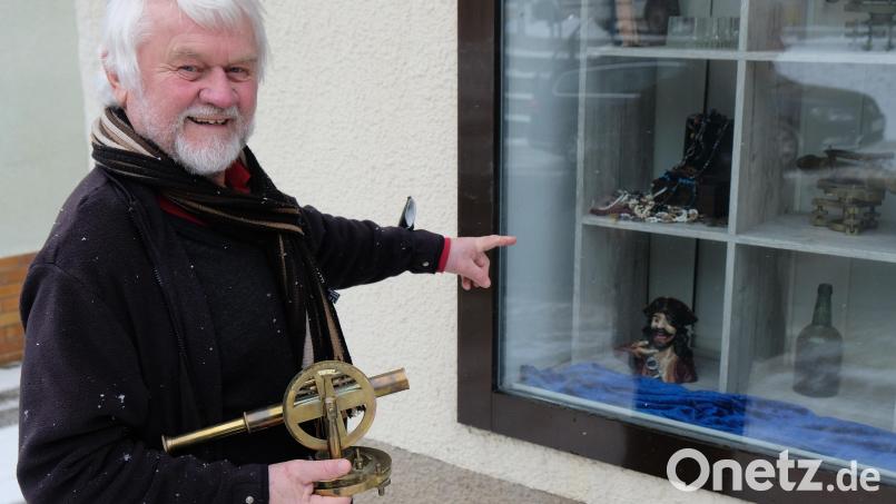Stolz präsentiert Martin Kohl unter anderem nautische Messinstrumente aus massivem Messing im Schaufensterl, wie sie bereits zu Zeiten der Entdeckerreisen die Seefahrt erleichterten. Bild: do