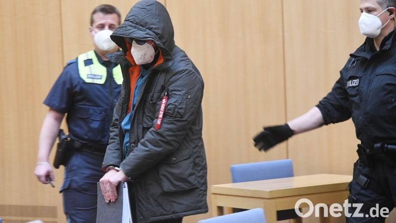 Zafer K. aus Würzburg: Er ging der Polizei in Wiesau ins Netz, als er sich den Rucksack mit der Beute schnappte. Dem 40-Jährigen wird gewerbsmäßiger Bandenbetrug vorgeworfen. Bild: Gabi Schönberger