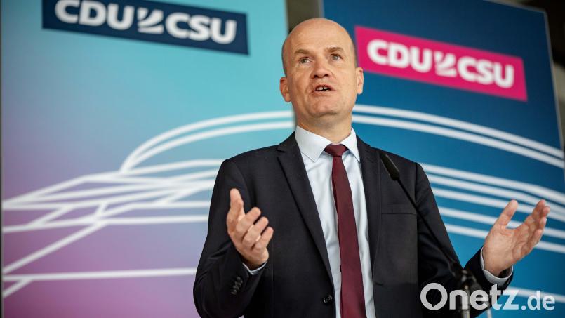 Ralph Brinkhaus, der Fraktionschef der Schwesterparteien CDU und CSU im deutschen Bundestag, hat sich am Mittwoch den Fragen der CSU-Politiker aus Amberg und Amberg-Sulzbach gestellt. Archivbild: Michael Kappeler/dpa