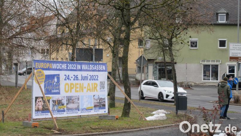 Mit großformatigen Hinweisen wirbt die Stadt Waldsassen als Veranstalter für die Angebote während der Europawoche zum Jubiläum "30+2 Jahre Grenzöffnung". Bild: kgg