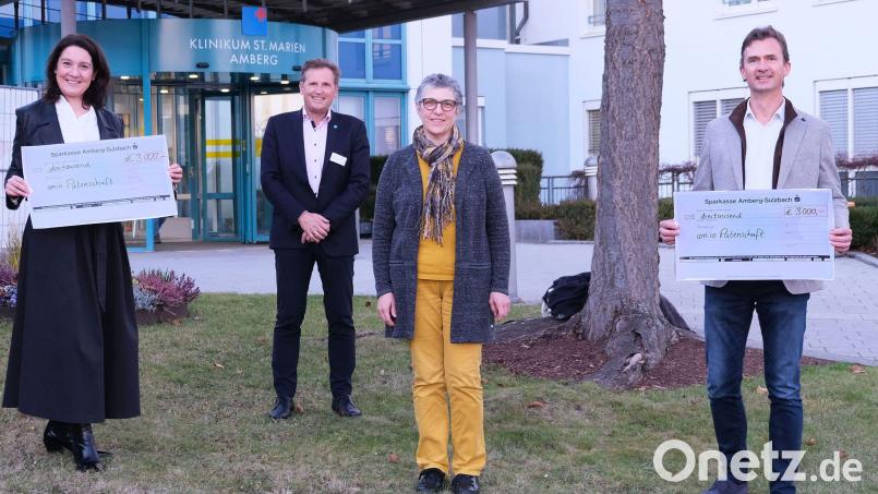 Stephanie Sedlmayer-Weßling, Lambert Immobilien, Dr. Harald Hollnberger, Ärztlicher Direktor des Klinikums, Caroline Beer, Patientin und Otto Kehrer, Kehrer Planung (von links) bei der Bekundung der Patenschaft. Bild: Klinikum/Wawersig/exb