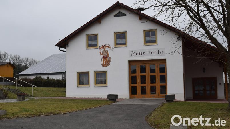Für das neue Löschfahrzeug ist die Fahrzeughalle im Feuerwehrhaus zu klein. Ein Anbau soll Abhilfe schaffen. Bild: bnr