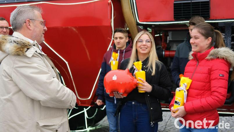 Die Ideengeber Nina Klein (rechts) und Lorena Kaiser (Mitte) übergaben Oberbürgermeister Andreas Feller (links) einen Betrag von 3050 Euro zugunsten des Schwandorfer Hilfswerkes. Bild: Hirsch
