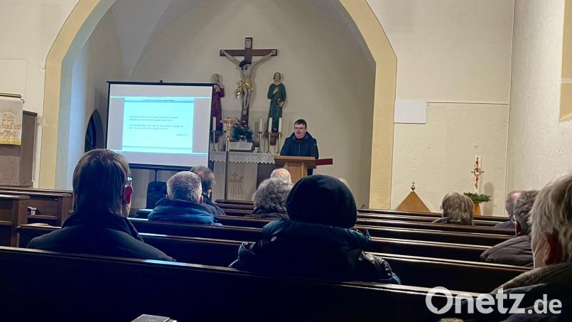 Pfarrer Roland Kurz referiert in der evangelischen Kirche in Hirschau über Verschwörungstheorien. Bild: wku