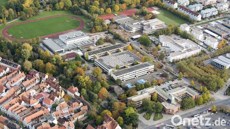 Die beiden Realschulen in Weiden (Bildmitte) sollen abgerissen und durch einen Neubau ersetzt werden. Läuft alles nach Plan, dann könnten die Schülerinnen und Schüler in fünf Jahren einziehen. Luftbild: August Beer