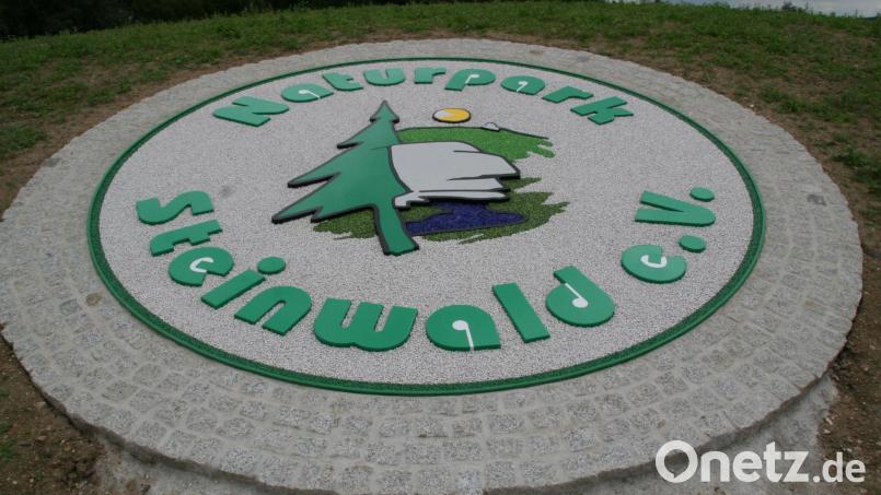 Am neuen Waldershofer Kreisverkehr macht ein schmuckes Wappen auf den Naturpark Steinwald aufmerksam. Archivbild: fpoz