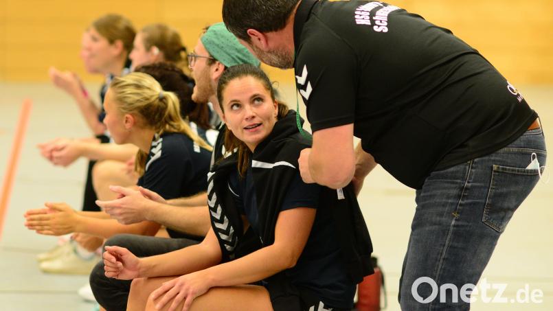 Trainer Bernd Eckl (rechts) im Gespräch mit Anna Stubenvoll. Die HSG startet nach der Coronapause am Samstag mit einem Heimspiel gegen den TSV Simbach. Bild: ham