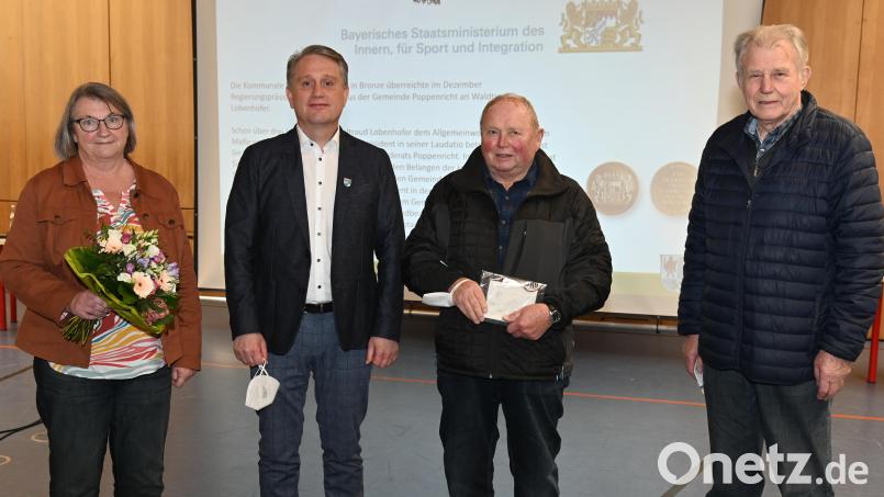 SPD-Gemeinderätin Waltraud Lobenhofer (links) ist Ende vergangenen Jahres mit der Kommunalen Verdienstmedaille geehrt worden. Günter Himmerer (Zweiter von rechts) war 48 Jahre lang ehrenamtlicher Feldgeschworener. Ihnen danken Bürgermeister Hermann Böhm (Zweiter von links) und der Obmann der Feldgeschworenen im Gemeindebereich Poppenricht, Josef Weiß (rechts). Bild: gf