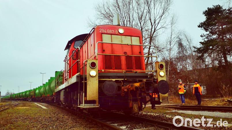 Ganz vorsichtig näherte sich Donnerstag Mittag ein langer Zug mit Müllcontainern der schadhaften Gleisstelle, die 160 Meter lang ist. Dass der Güterzug ohne Probleme über die Schadstelle kam, zeigte den Verantwortlichen des Müllzweckverbands, dass die schwere Krise nach 16 Stunden überwunden war. Bild: Thomas Dobler