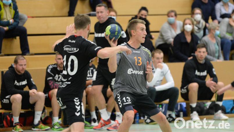 Ein nicht unbedingt erwarteter Punktgewinn gelang der HG Amberg (am Ball Paul Rössle) in der Hinrunde gegen den TB Roding. Jetzt steht das Rückspiel auf dem Programm. Archivbild: Andreas Brückmann