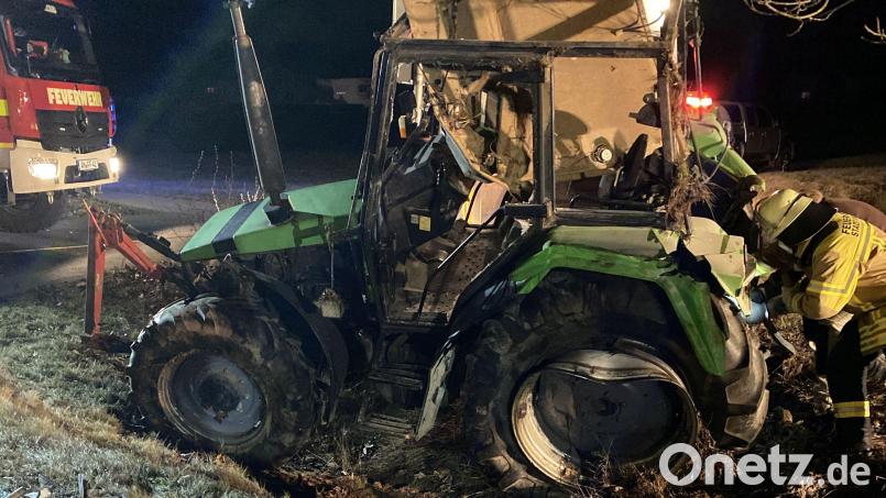 Da stand er schon wieder aufrecht: Ein Autofahrer hat am Mittwochabend im Gemeindebereich Kümmersbruck einen Traktor gerammt, der dadurch umfiel. Bild: Polizeiinspektion Amberg/exb