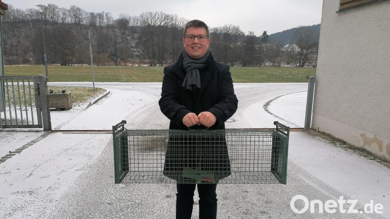 Thomas Wilhelm vom Ordnungsamt der Stadt Pfreimd zeigt eine der Lebendfallen her, die ab Montag zum Einsatz kommen. Bild: Kristin Winderl