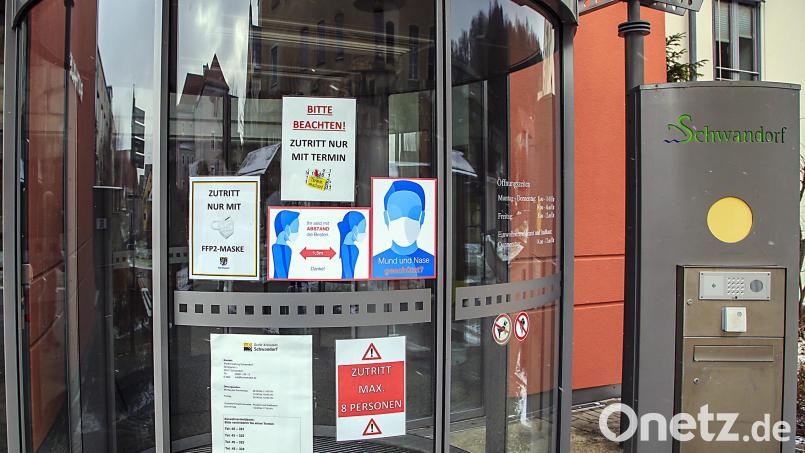 Für das Schwandorfer Rathaus gilt für Besucher: Termin vereinbaren, registrieren lassen, FFP2-Maske tragen. Andere Kommunen handhaben den Zugang strenger. Bild: Hösamer