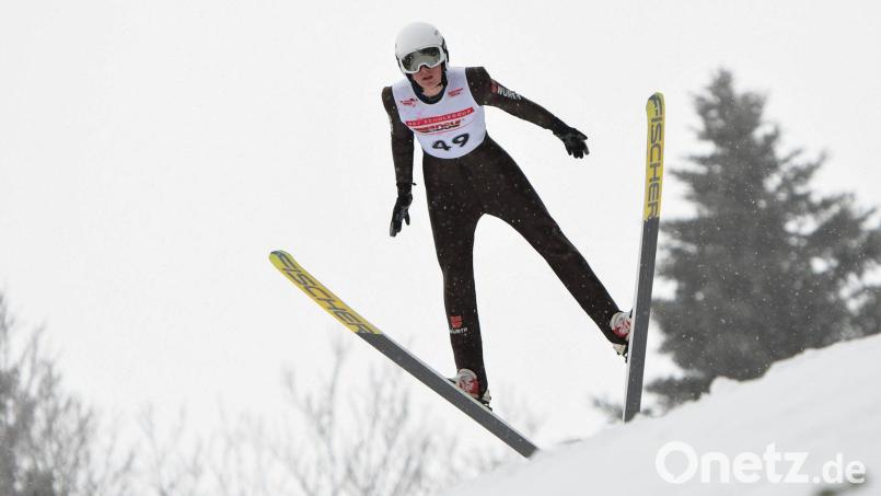 Emil Paul bei einem Sprung auf der Schanze von Rastbüchl (Bayerischer Wald). Bild: Jan Simon Schäfer