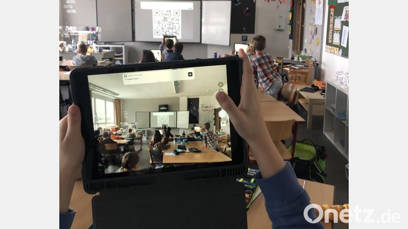 Blick durch die Kamera des I-Pads auf ein Klassenzimmer der Jobst-Vom-Brandt-Schule: In der Waldershofer Grundschule lernen die Kinder, die Technik sinnvoll zu nutzen und für den Unterricht einzusetzen. Bild: Jobst-vom-Brandt-Schule/exb