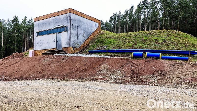 Aus dem Hochbehälter bei Frotzersricht kommt das Stullner Wasser. Derzeit derzeit investiert Schwarzenfeld in einen zweiten, größeren Hochbehälter an gleicher Stelle. Bild: Hösamer