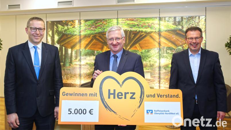 Stellvertretend für die Vereine nahm Bürgermeister Johannes Reger (Mitte) die Spenden in Höhe von 5000 Euro von Geschäftsstellenleiter Hans Dumler (links) und Vorstandsvorsitzendem Joachim Geyer entgegen. Bild: njn
