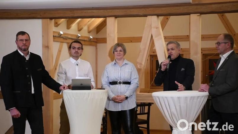 Huberth Rosner vom CSA-Kreisverband hörte ebenso wie Moderator Lukas Zintl und JU-Kreisvorsitzende Sandra Dostler den Ausführungen von Landrat Roland Grillmeier zur Thematik der 10h-Regelung bei Windrädern zu, wie auch der Kemnather Bürgermeister Roman Schäffler (von links). Bild: mez