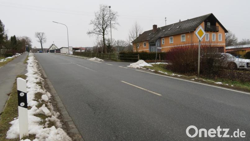 Die Anlieger am Sporrer wünschen sich, dass der Verkehr bei der Einfahrt ins Stadtgebiet von Neustadt am Kulm von Kemnath kommend durch einen Fahrbahnteiler und Querungshilfen gebremst wird. Bei Sportveranstaltungen queren hier viele Fußgänger die Staatsstraße. Bild: ow