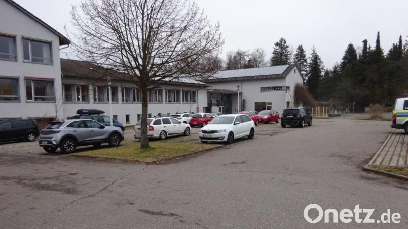 Der Parkplatz vor der Grund- und Mittelschule in Schnaittenbach, gleich neben der B 14 gelegen, soll Standplatz für ein Carsharing-Fahrzeug werden. Bild: e