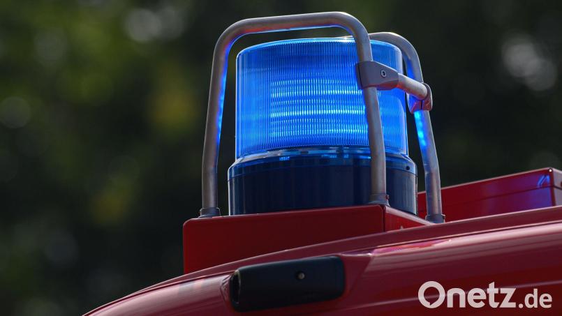 Ein Blaulicht leuchtet auf dem Dach eines Einsatzfahrzeugs der Feuerwehr. Symbolbild: Robert Michael/dpa