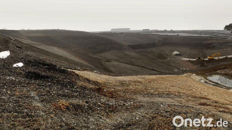 Seit mittlerweile mehr als 50 Jahren wird in der Deponie Steinmühle an der Bundesstraße zwischen Pleußen und Kondrau Müll eingelagert. Inzwischen ist an der Einrichtung des Landkreises ein &quot;Abfallwirtschaftszentrum&quot; entstanden. Archivbild: Norbert Grüner