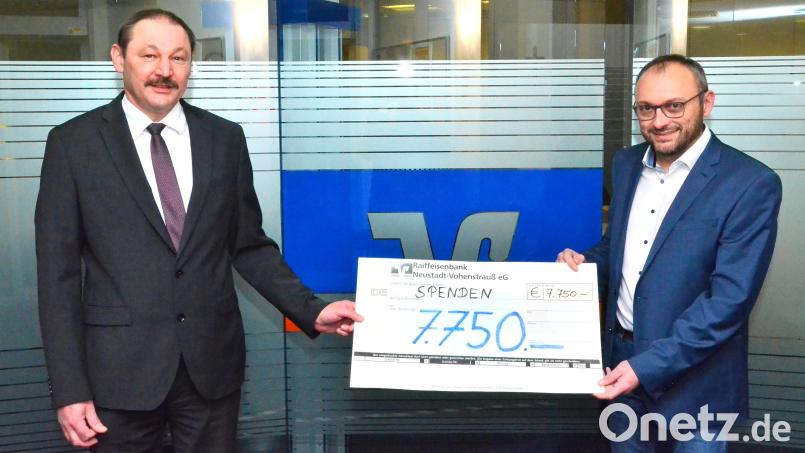 Stellvertretend für die Waidhauser Vereine nimmt Bürgermeister Markus Bauriedl (rechts) den symbolischen Scheck mit der neuen Rekordsumme von Gerhard Hammerl entgegen. Bild: fjo