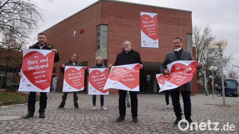 Die Initiatoren mit Verantwortlichen der Stadt. An der Fassade des Neuen Rathauses wurde das Banner bereits am Freitag befestigt. Bild: Kunz