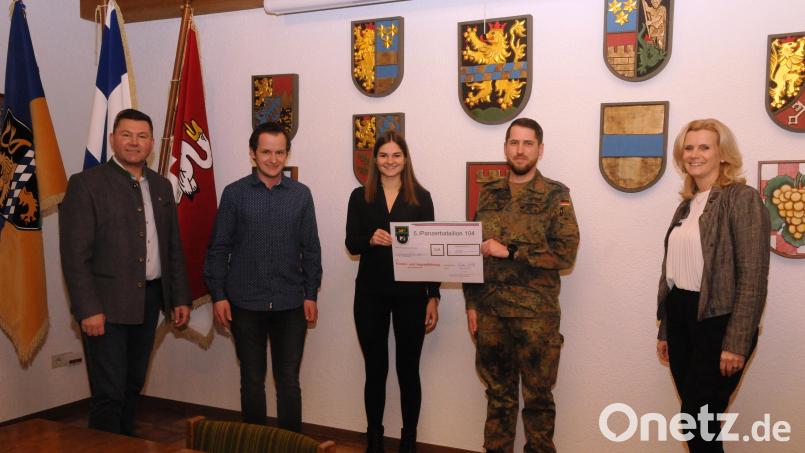 Kompaniechef Hauptmann Jens Girend übergibt Julia Beugler und Stefan Weig als Jugendbeauftragte der Stadt eine Spende in Höhe von 1.500 Euro für die Bildungsarbeit. Bürgermeister Rainer Rewitzer (links) und Zweite Bürgermeisterin Andrea Lang freuen sich über die großzügige Spende und sehen damit auch hervorragende Verbindung zwischen der Stadt Pleystein und der 5. Kompanie des Panzerbataillons 104. Bild: bey