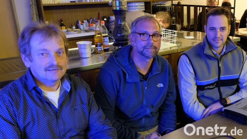 Das starke Dreigestirn der Flosser WBV mit Vorsitzenden Willy Meierhöfer, Geschäftsführer Michael Bock und Forstamtmann Sebastian Höllerer (von links), hält die 66-jährige Waldbesitzervereinigung Floß und Umgebung weiter fest zusammen. Das Bild stammt von einer Versammlung vor der Pandemie. Archivbild: le