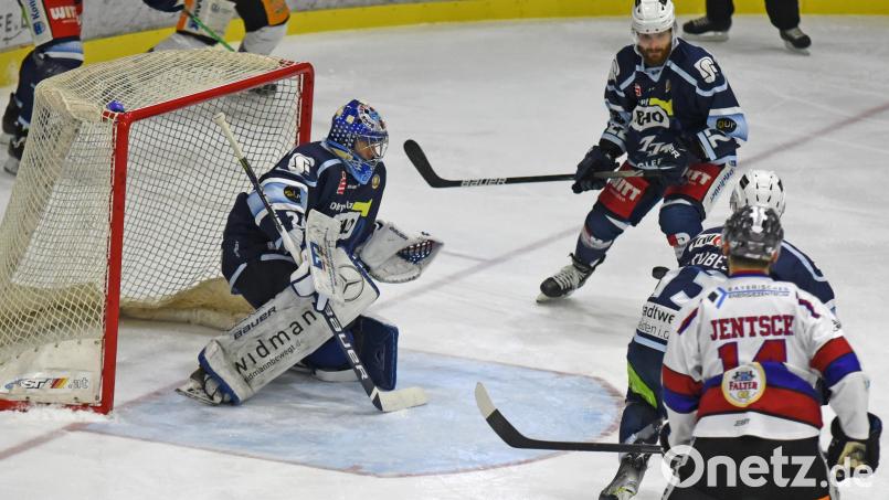 Der Weidener Keeper Jaroslav Hübl bot am Sonntag eine starke Leistung. Die 3:5-Niederlage der Blue Devils bei den Memmingen Indians konnte er aber nicht verhindern. Archivbild: gb