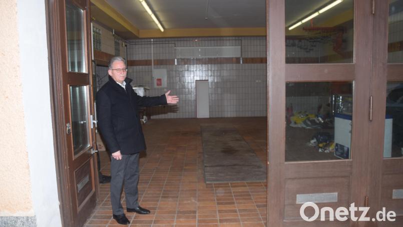 Bürgermeister Josef Hammer zeigt in die Fahrzeughalle und sagt, dass genügend Platz sei, hier eine Kinderkrippe für zwölf Kinder einzurichten. Bild: fz