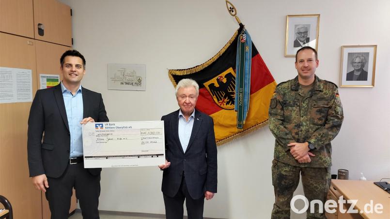 Bei der Spendenübergabe von links Bürgermeister Rudolf Teplitzky, Stiftungsvorsitzender Michael Koller und stellvertretender Bataillonskommandeur Michael Zweers. Der übergebene Symbolscheck weist nicht den Gesamtspendenbetrag von 1500 Euro aus. Bild: lg