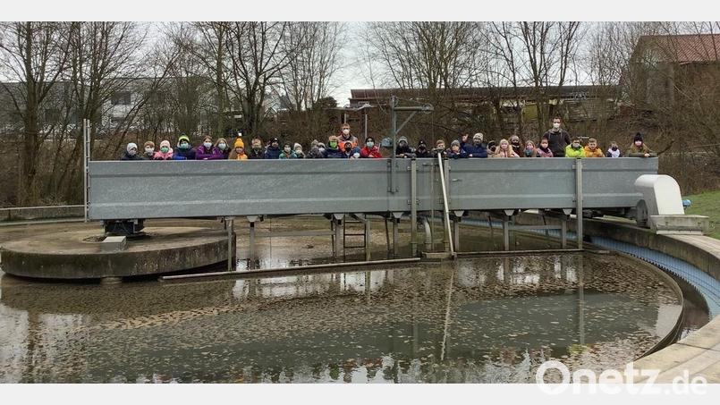 Die 4. Klasse der Grundschule besuchte das städtische Klärwerk. Mit auf dem Bild (stehend, hinten von links) die Klärwärter Bernhard Fütterer und Maximilian Winkler. Bild: njn