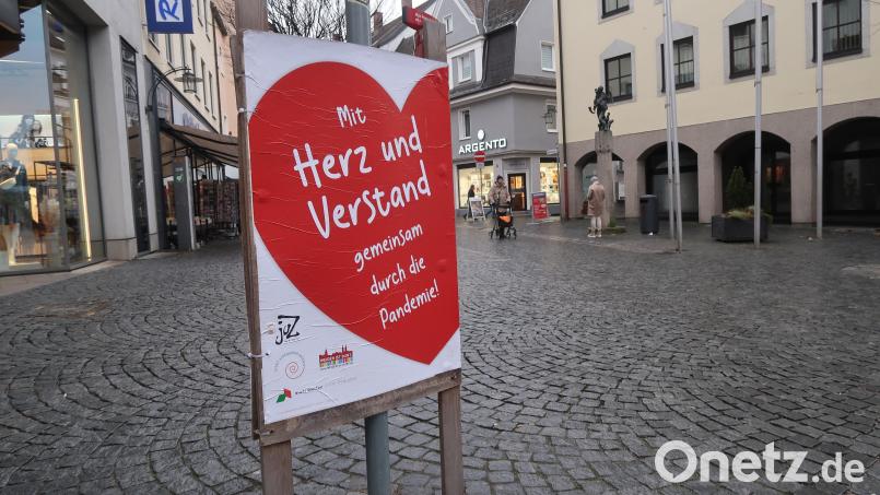 Überall im Stadtgebiet rufen Plakate zum gemeinsamen Kampf gegen die Pandemie auf. Bild: Kunz