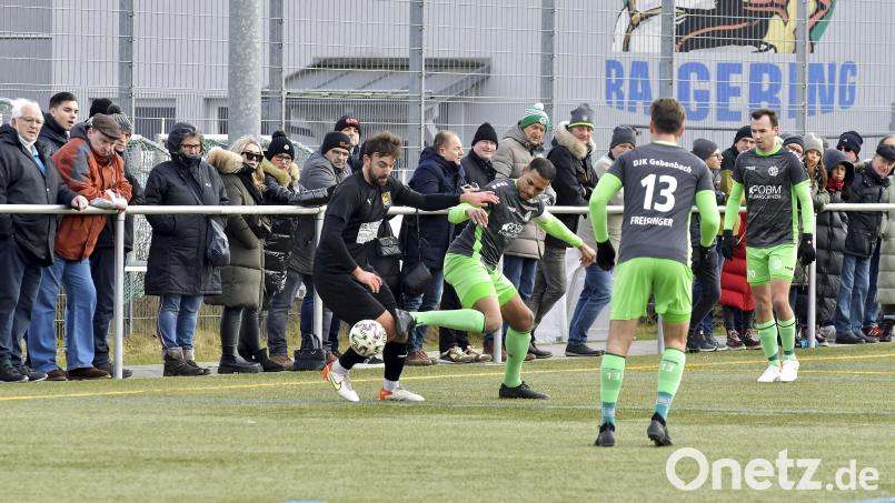 Wenn der FC Amberg und die DJK Gebenbach aufeinandertreffen, ist das Zuschauerinteresse groß: Vor ansehnlicher Kulisse duellieren sich in dieser Szene Dennis Kramer (links) vom FC Amberg und der Gebenbacher Kapitän Julian Ceesay (Mitte). Bild: Hubert Ziegler