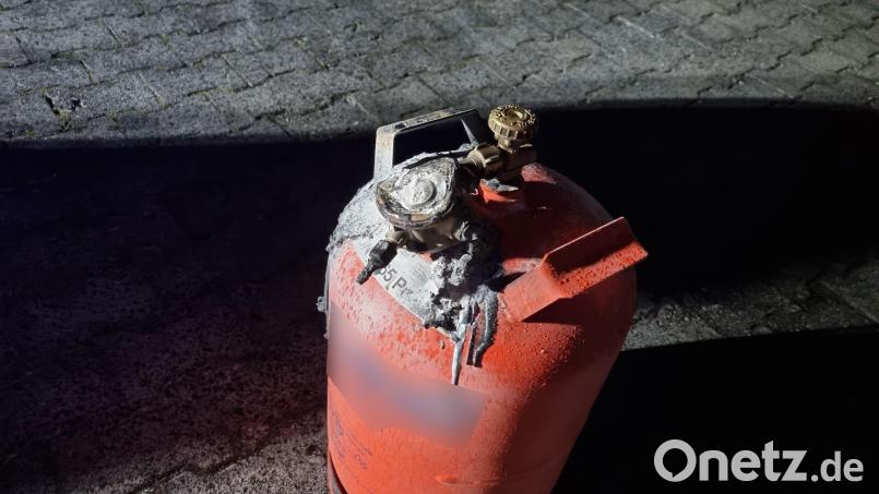 Diese Gasflasche war in Brand geraten. Warum, ist noch unklar. Bild: Kreisbrandinspektion Amberg-Sulzbach/exb