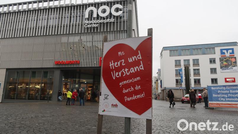 Überall im Stadtgebiet rufen Plakate zum gemeinsamen Kampf gegen die Pandemie auf. Bild: Kunz