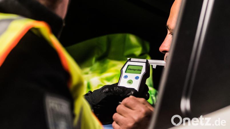 Eine Überprüfung der Fahrtauglichkeit des 58-jährigen Fahrers ergab nach einem Vortest fast ein Promille Alkohol. Symbolbild: Andreas Arnold/dpa