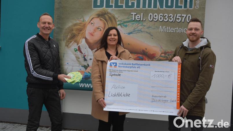 Geschäftsführer Ralph Blechinger (rechts) und Seniorchef Axel Blechinger überreichten den Erlös aus dem Christbaumverkauf in Höhe von 1000 Euro an Lichtblicke-Schirmherrin Claudia Grillmeier. Bild: jr