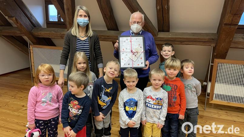 Kindergartenleiterin Daniela Kielhorn verabschiedete nach 16 Jahren Karl Hirmer als wirtschaftlichen Geschäftsführer des Franziskuskindergartens. Bild: hir